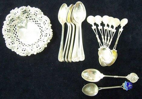 Appraisal: A set of six teaspoons of golfing interest T S