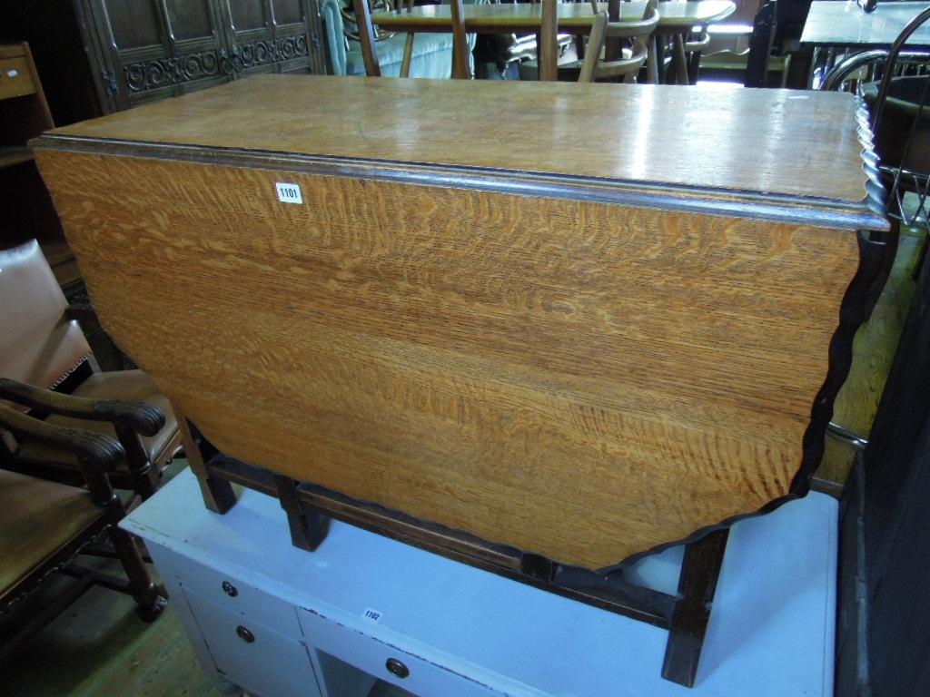 Appraisal: An oak oval drop leaf gate leg dining table with