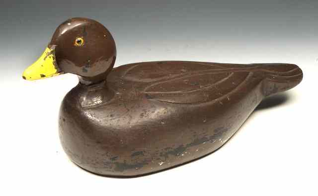 Appraisal: AN OLD AMERICAN STYLE CARVED WOODEN DECOY DUCK with painted