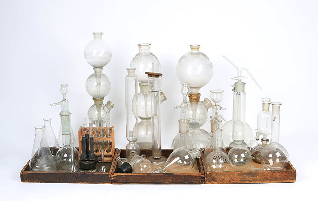 Appraisal: A QUANTITY OF VARIOUS LABORATORY GLASSWARE flasks distillation vessels test