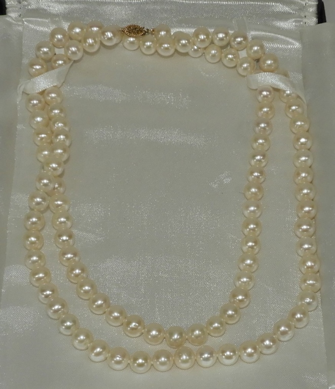 Appraisal: ESTATE CULTURED WHITE IRIDESCENT PEARL NECKLACE China ContemporaryNinety-two round iridescent