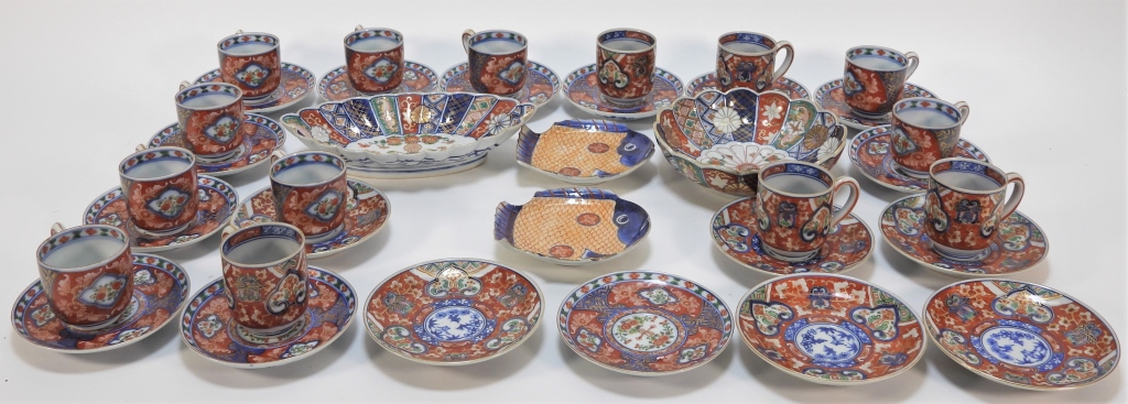 Appraisal: PC JAPANESE IMARI PORCELAIN ARTICLES Japan th CenturyIncludes an oblong