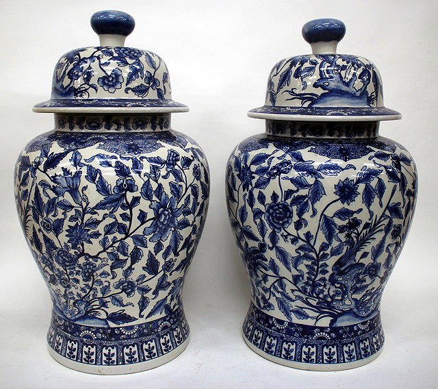 Appraisal: A PAIR OF DECORATIVE BLUE AND WHITE PORCELAIN JARS WITH