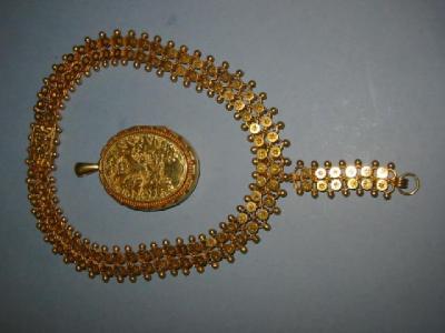 Appraisal: A VICTORIAN GOLD COLLAR the fancy circular links pierced with