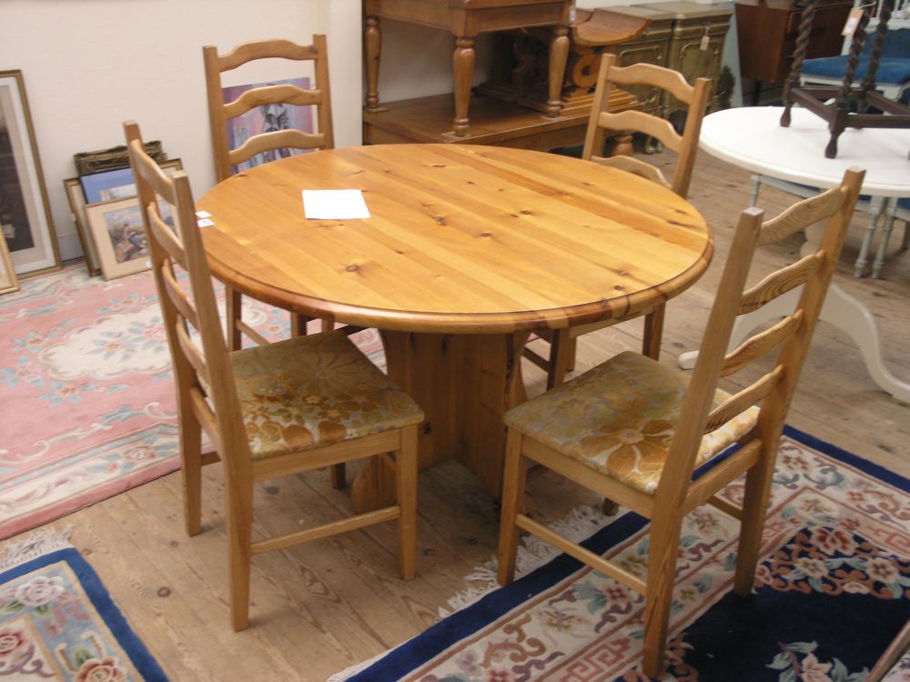 Appraisal: A pine dining room suite consisting of circular table ft