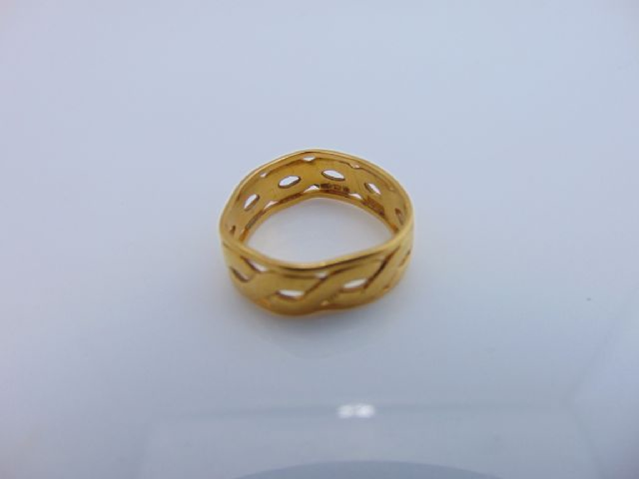 Appraisal: A ct gold ring of stylised rope-twist design g size