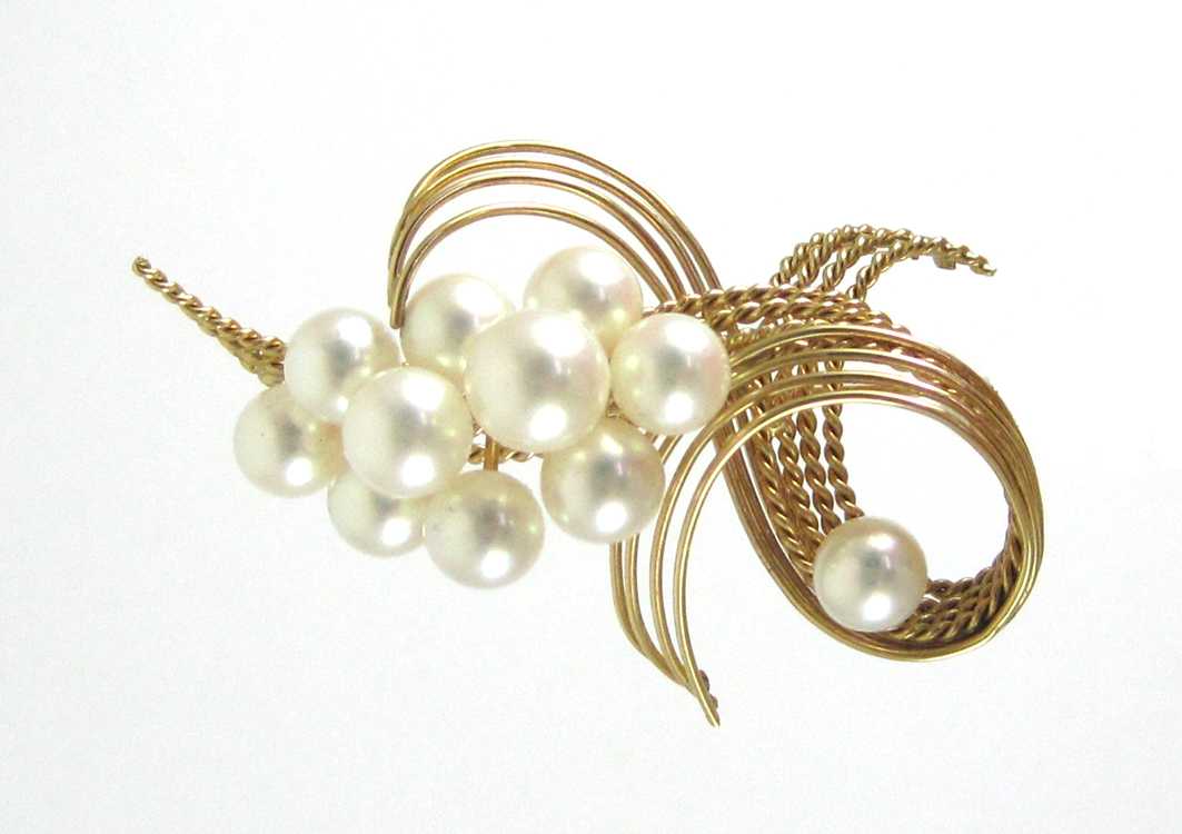 Appraisal: PEARL AND FOURTEEN KARAT GOLD BROOCH measuring inches in length