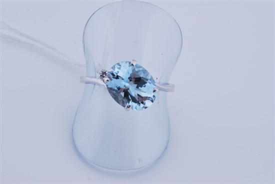 Appraisal: AN AQUAMARINE AND DIAMOND RING IN CT WHITE GOLD