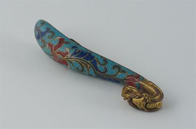 Appraisal: A fine Chinese cloisonn belt hook decorated with stylized flowers