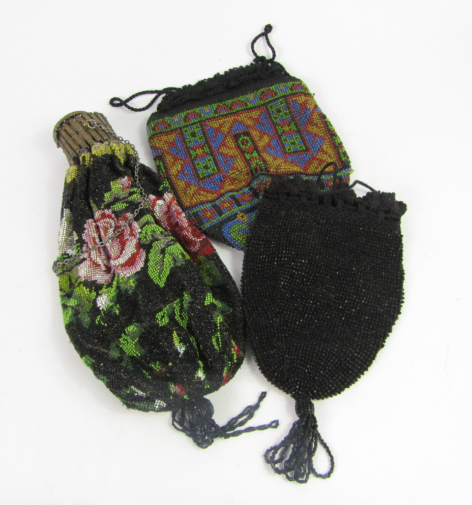 Appraisal: An Edwardian beadwork evening bag decorated with roses with a