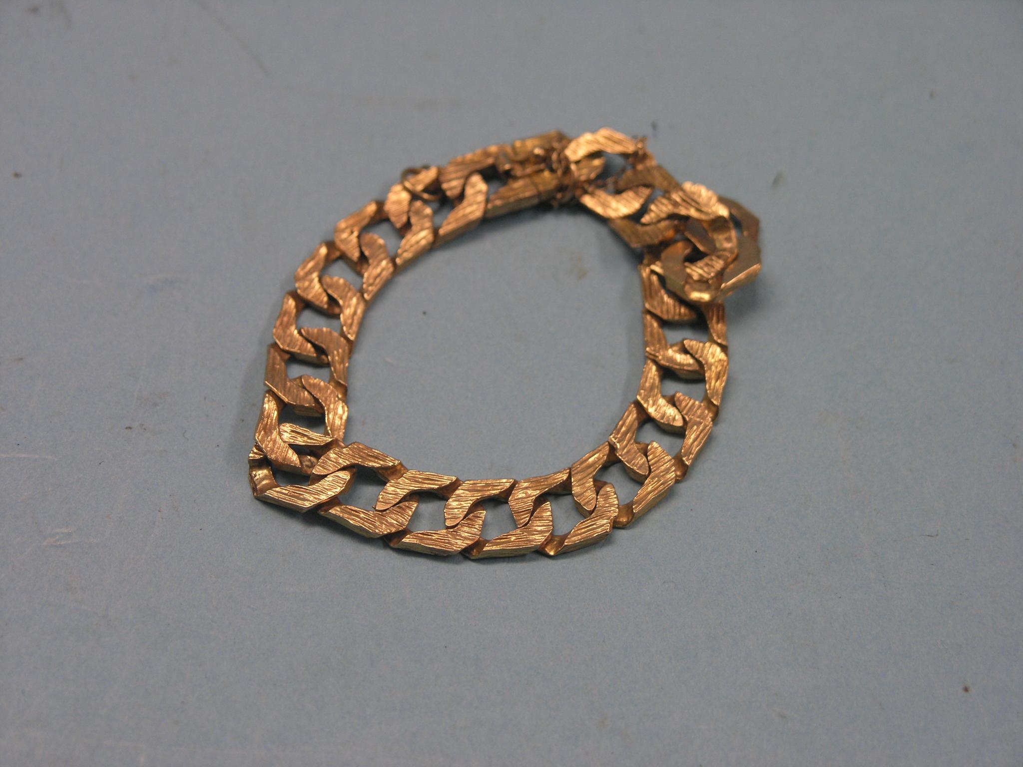 Appraisal: A ct gold bark-effect bracelet grams