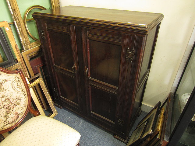 Appraisal: AN TH CENTURY OAK CUPBOARD the two moulded doors with