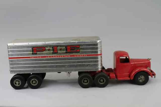 Appraisal: L-MACK TRACTOR Smith Miller die cast red cab with aluminum