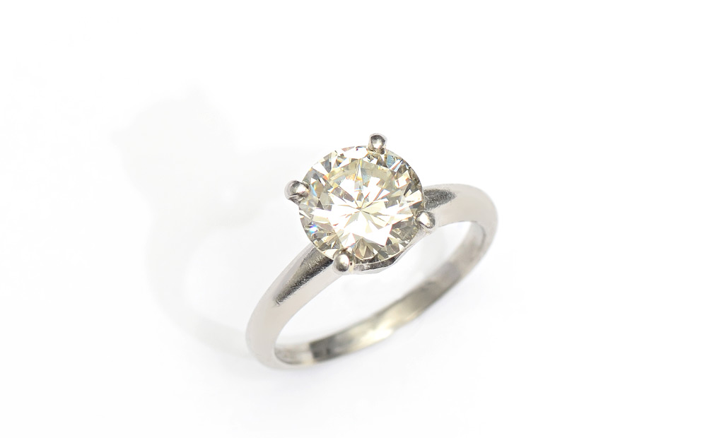 Appraisal: PLATINUM CT DIAMOND SOLITAIRE RING The round brilliant diamond is