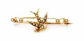 Appraisal: An Edwardian ct gold seed pearl swallow bar brooch length