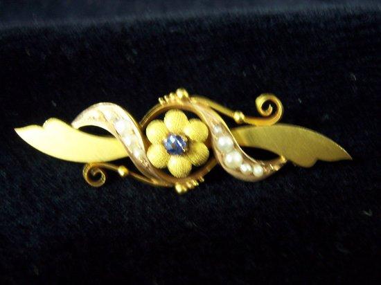 Appraisal: A late Victorian propeller shaped brooch set a central sapphire