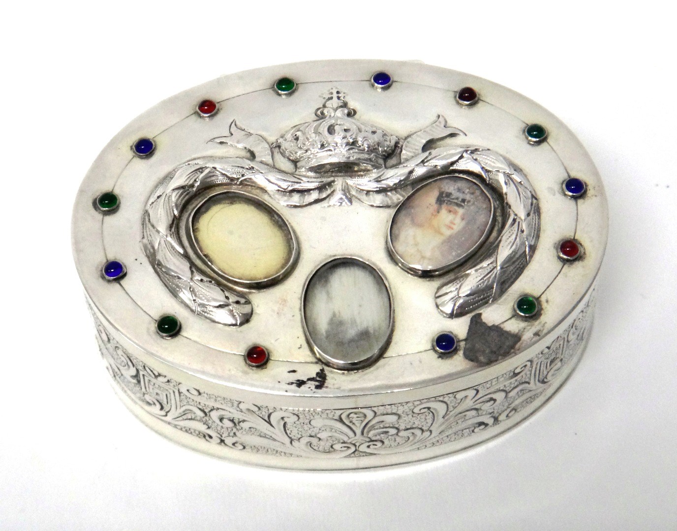 Appraisal: A silver trinket box of oval form the cover inset