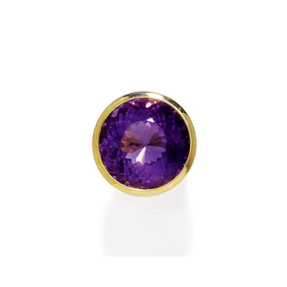 Appraisal: AMETHYST AND GOLD RING Yellow gold g Fancy ring set