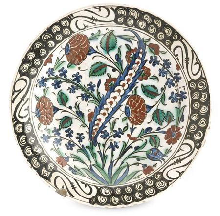 Appraisal: A th century Turkish Iznik dish with black ammonite scroll