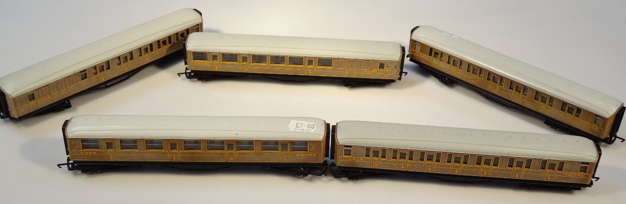 Appraisal: Various Hornby OO-gauge LNER dining cars cm high