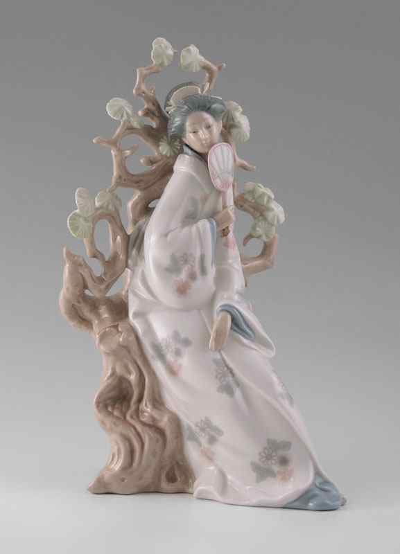 Appraisal: LLADRO PORCELAIN FIGURINE GEISHA Vincente Martinez sculptor issued retired ''h