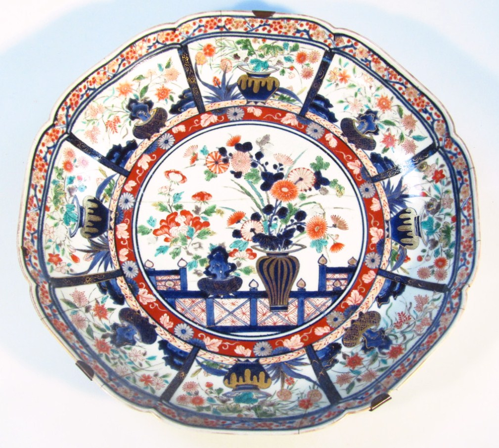 Appraisal: A Chinese Qing period Imari charger with shaped outline the