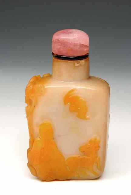 Appraisal: A CHINESE TWO TONE BROWN CHALCEDONY RECTANGULAR SNUFF BOTTLE carved