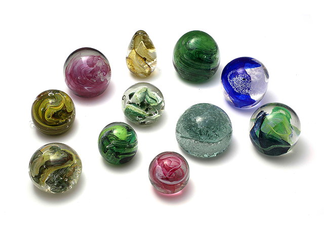 Appraisal: A GROUP OF ISLE OF WIGHT GLASS PAPERWEIGHTS of varying