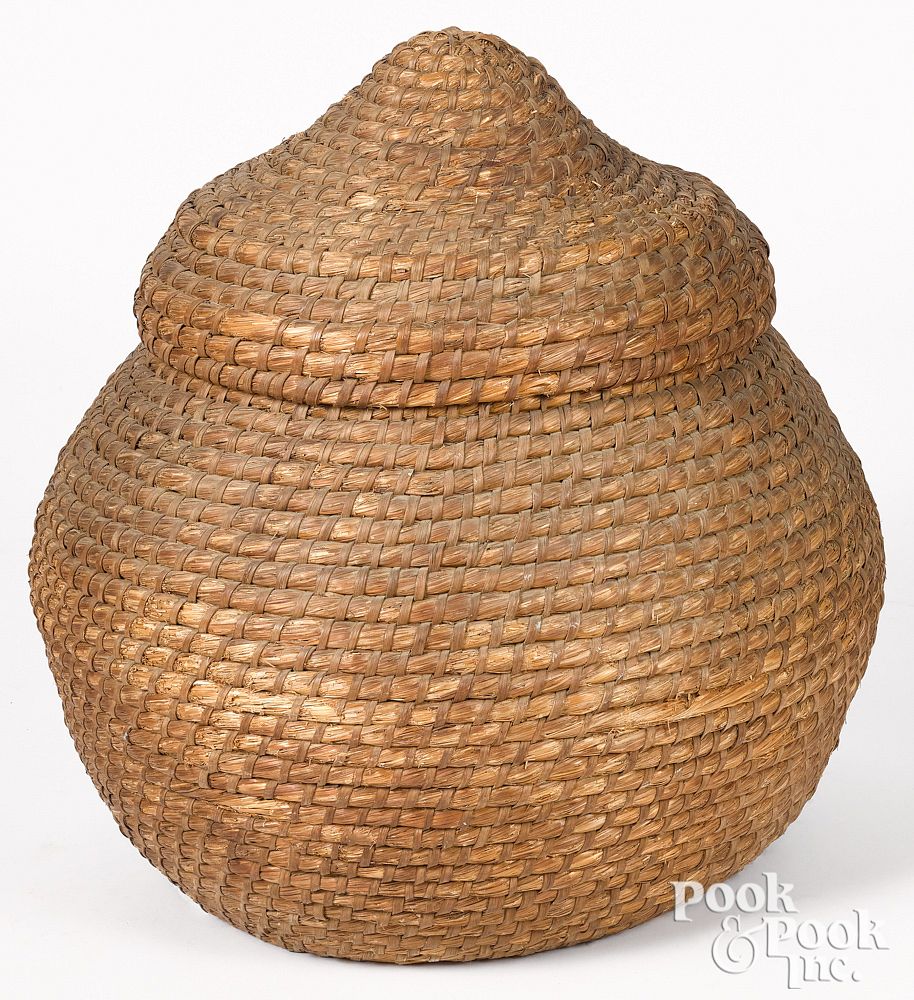 Appraisal: Large Pennsylvania lidded rye straw basket th c Massive Pennsylvania