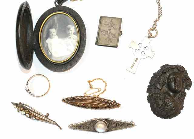 Appraisal: A VULCANITE OVAL LOCKET with a carved head of a