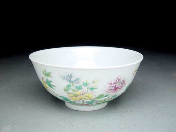 Appraisal: DAOGUANG FAMILLE ROSE BOWL Antique Chinese delicately Famille Rose enameled