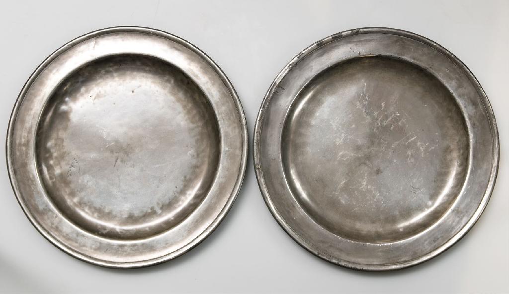 Appraisal: PAIR OF th CENTURY PEWTER PLATES Harris London each with