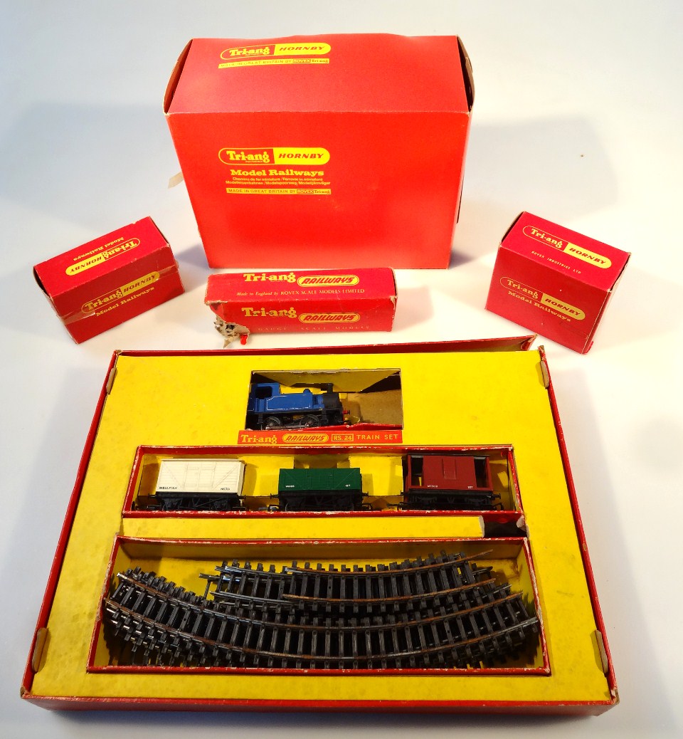 Appraisal: Various Tri-ang railways OO-gauge railway accessories to include R single