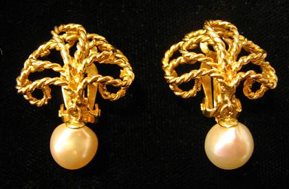 Appraisal: karat yellow gold pearl earringsSingle pearl suspended from twisted gold