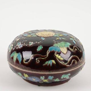 Appraisal: Chinese porcelain fahua ware type circular box Qing Dynasty bears