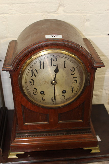 Appraisal: AN OAK MANTEL CLOCK with Arabic silvered dial twin train