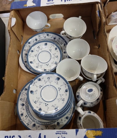 Appraisal: A collection of Royal Doulton Cambridge dinnerware to include dinner