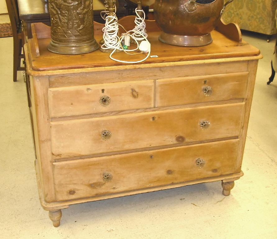 Appraisal: th century pine chest of drawers the wavy gallery and