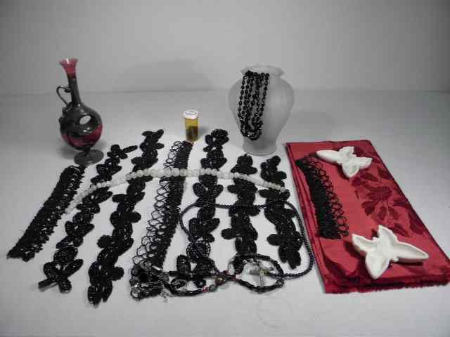 Appraisal: Lot of assorted ladies costume jewelry Includes a frosted glass