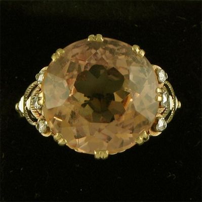 Appraisal: A golden sapphire ring the circular sapphire is set in