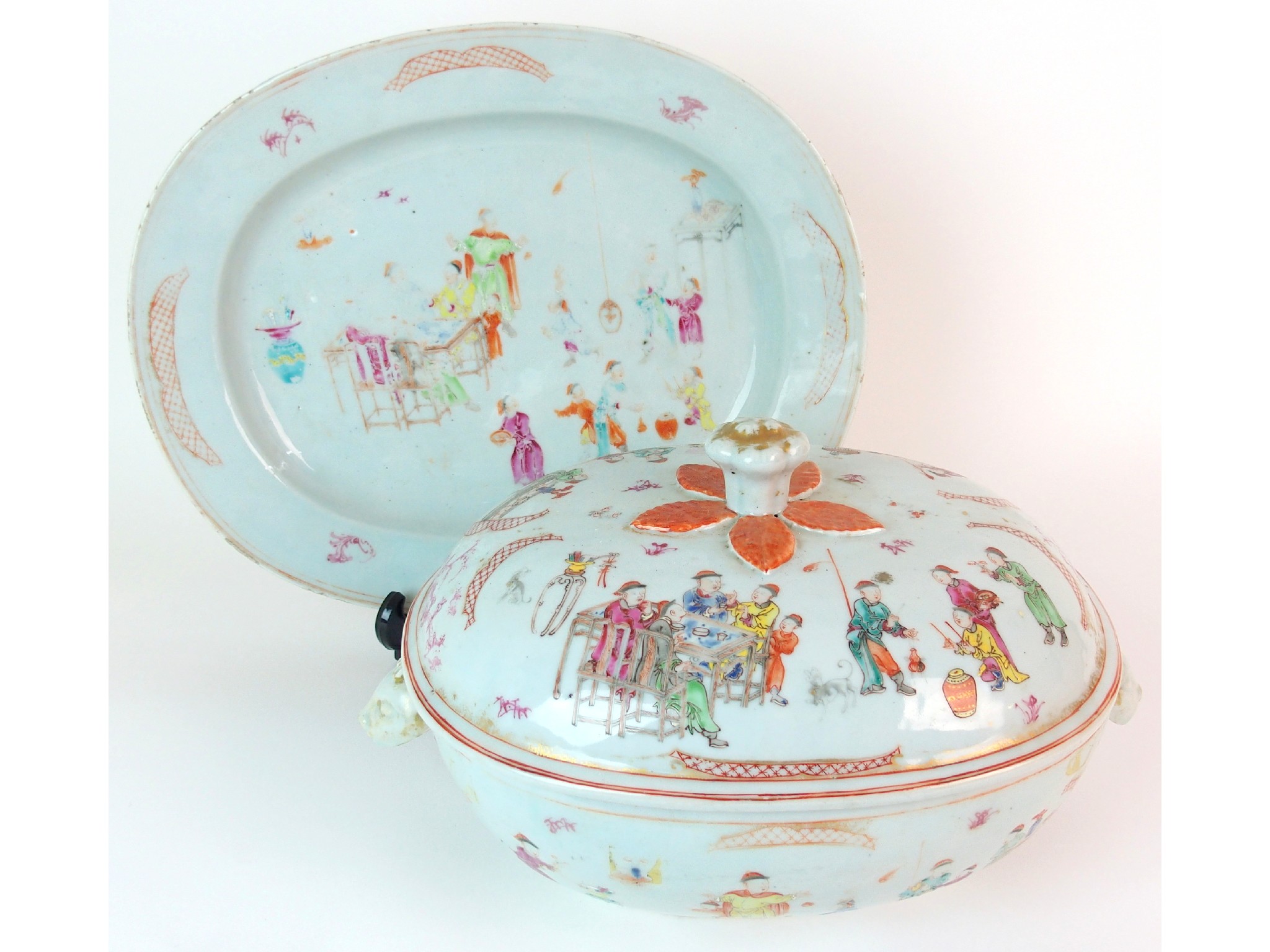 Appraisal: A Chinese export oval soup tureen cover and standpainted with