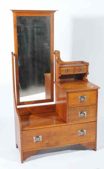 Appraisal: AN OAK ARTS AND CRAFTS DRESSING TABLE in the manner