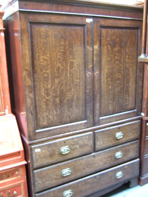 Appraisal: An oak and crossbanded linen press