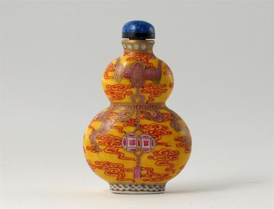 Appraisal: A Chinese porcelain snuff bottle of flattened double gourd form