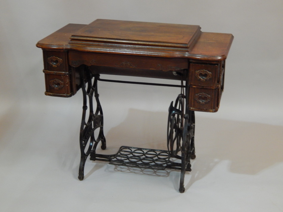 Appraisal: A Singer type treadle sewing machine in walnut case with