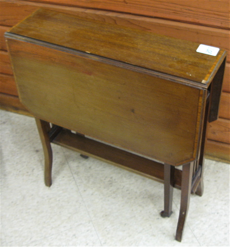 Appraisal: PETITE EDWARDIAN MAHOGANY DROP-LEAF TEA TABLE English c The narrow