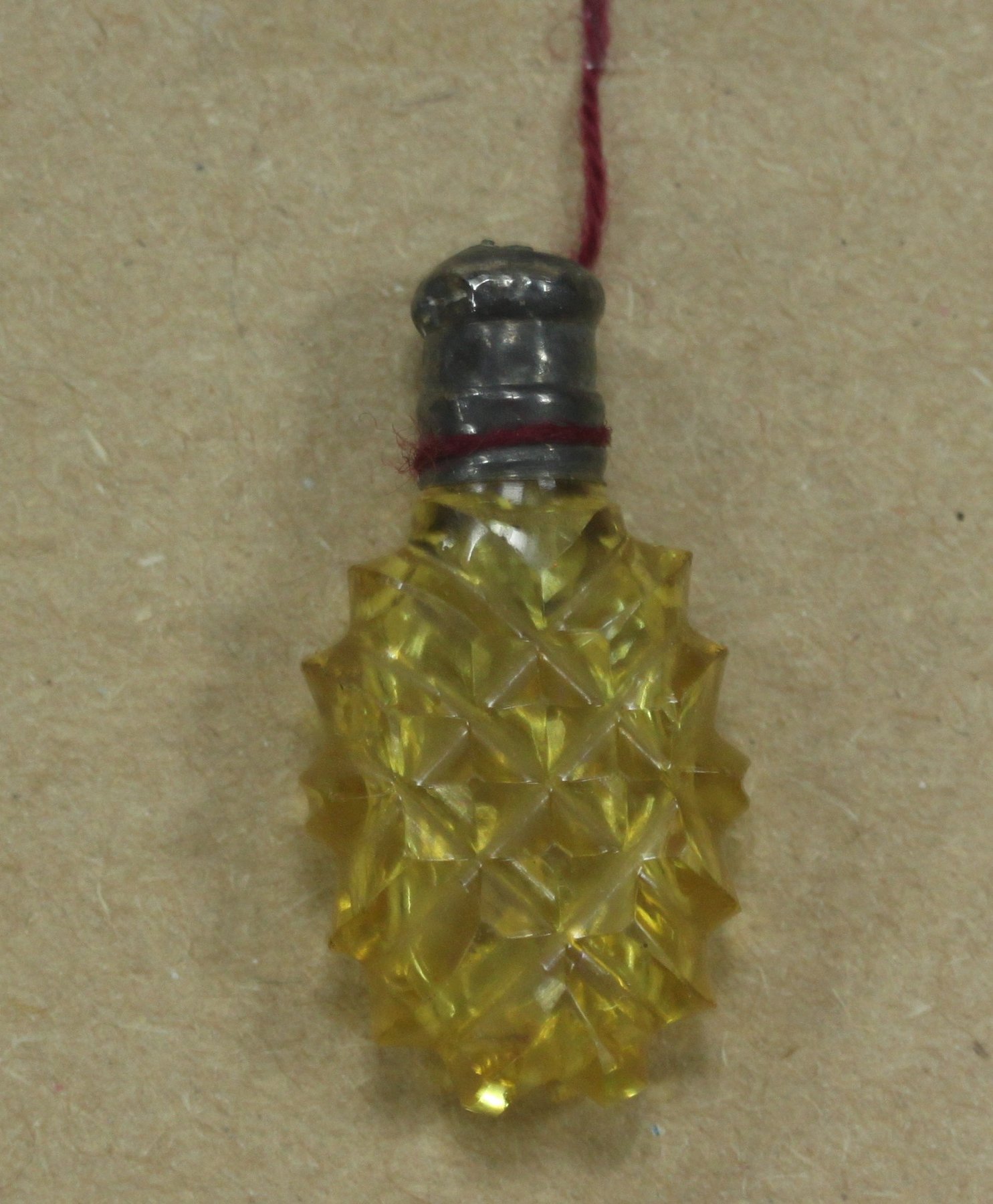 Appraisal: A small yellow tinted cut glass scent bottle and stopper