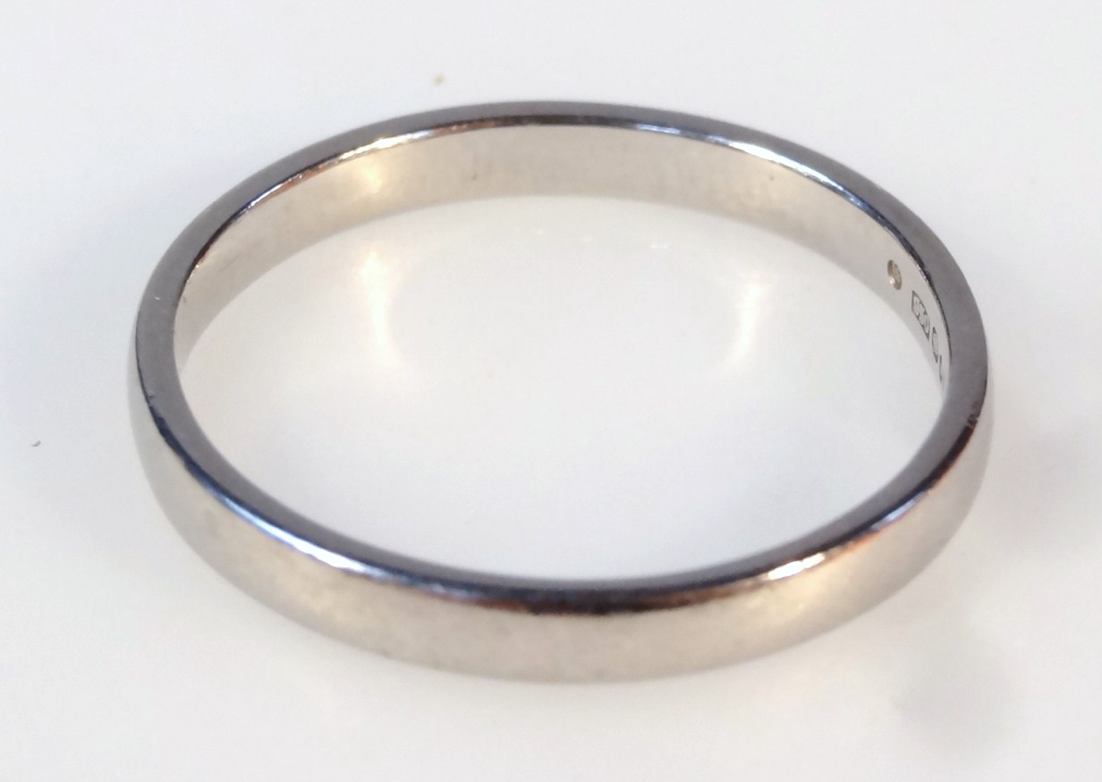 Appraisal: A plain platinum wedding band size M g