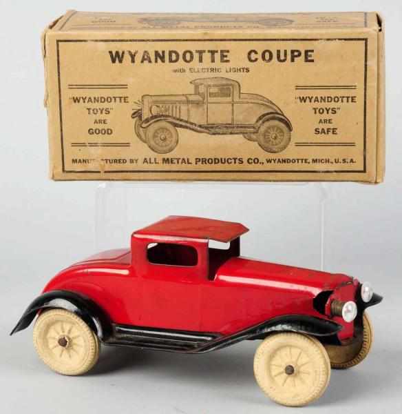 Appraisal: Pressed Steel Wyandotte Coupe Auto Toy American Electric headlights and