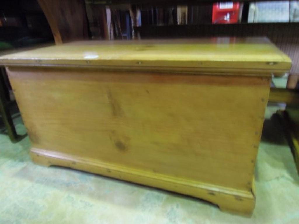 Appraisal: A Victorian stripped pine blanket box